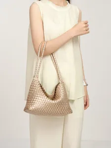 Bolso de hombro tejido de cuero dorado metálico elegante, bolso de axila chic para mujer.