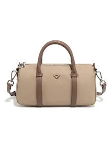 Petit sac Boston imperméable en nylon avec poignées contrastées pour un usage quotidien.