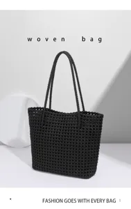 Vue détaillée du sac cabas tressé noir mettant en valeur le motif unique et les anses solides.
