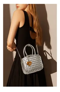 Sac bandoulière bowling tissé argenté pour femme, sac à main chic décontracté avec charm cœur.
