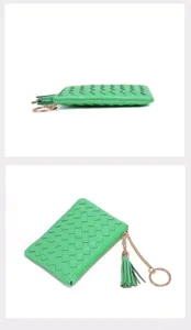Vue détaillée du mini portefeuille vert tressé avec fermeture éclair et joli pompon.