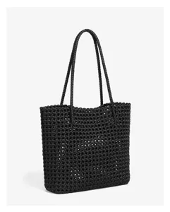 Vue détaillée du sac cabas tressé noir, mettant en valeur la texture tissée et les doubles poignées.