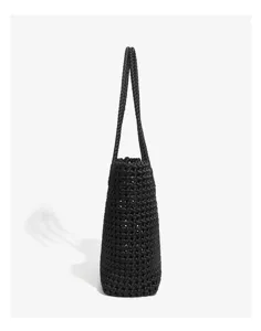 Vue detaillee de sac cabas epaule en matiere tisse noir, style minimaliste, grande capacite.