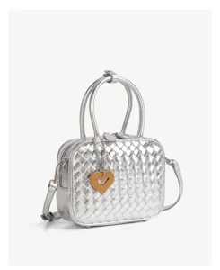 Vue détaillée du sac porté épaule en cuir tissé argent métallisé avec un charm cœur chic.