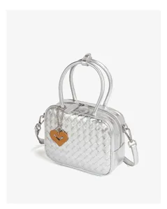 Vue détaillée du sac à main en cuir tissé argenté montrant un savoir-faire remarquable.