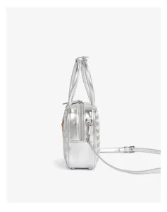 Vue latérale détaillée d'un sac bandoulière tissé métallisé argenté avec poignées.