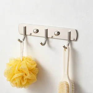 Primer plano del riel de ganchos de pared de acero inoxidable, diseño resistente para baño.