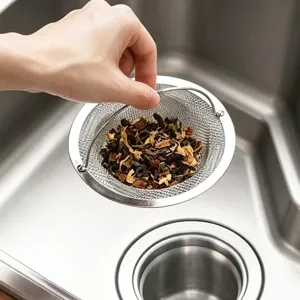 Vue détaillée du panier de passoire d'évier de cuisine en acier inoxydable avec filtre.