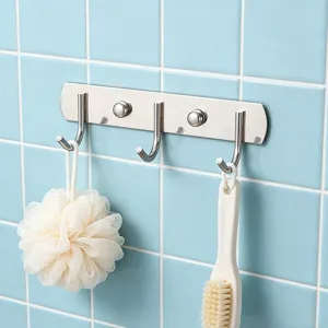 Detalle del riel de ganchos de pared de acero inoxidable para uso práctico en el baño.