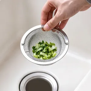 Vue détaillée d'un panier filtrant d'évier en acier inoxydable pour les déchets de cuisine.