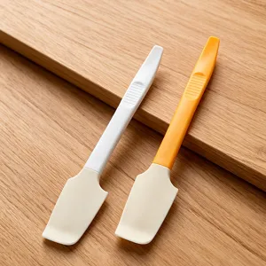 Mini Silikon Spatel Set für Backen, Creme und Marmeladengläser auf Holzoberfläche präsentiert.