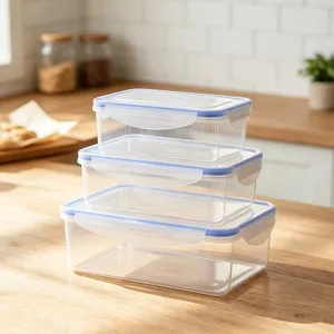 Primer plano de recipientes de plástico rectangulares apilables para alimentos con tapa azul.