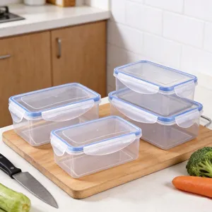Contenedor de almacenamiento de plástico transparente con tapa azul para cocina.