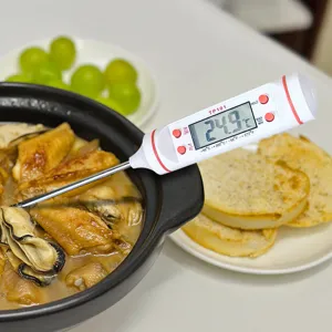 Termometro da cucina digitale con sonda in acciaio inossidabile e schermo LCD per alimenti.
