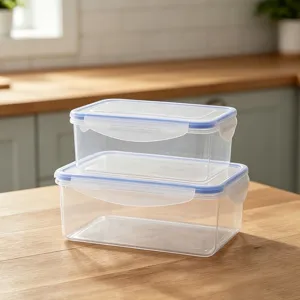 Contenedores de plástico transparente para alimentos con tapa azul, apilables.