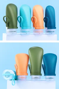 Set di flaconi da viaggio in silicone con design spremibile e cinghia, colori e formati.