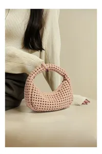 Chic bolso de mano tejido rosa hecho a mano con asa elegante para el estilo diario.