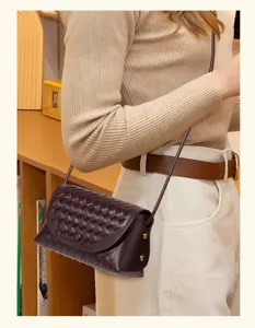 Chique geweven lederen schoudertas met smalle riem en elegant design voor dagelijks.