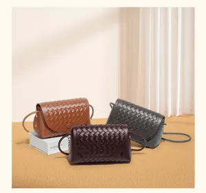 Elegant geweven leren schoudertas voor dames, stijlvolle crossbody tas met prachtig design.