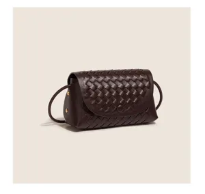 Gevlochten leren crossbody tas voor dames, stijlvolle bruine schoudertas met flap.