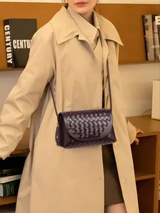 Elegante geweven lederen crossbody tas voor dames, chique schoudertas met stijl.