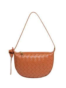 Borsa a spalla in pelle intrecciata marrone sottoascella con nodo elegante e chiusura a zip.