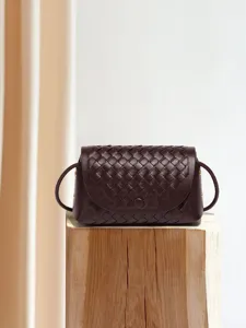 Donkerbruine geweven lederen schoudertas, chique minimalistisch klepdesign, veelzijdige tas.