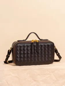 Sac boîte tissé classique pour femme, sac à bandoulière et main en cuir marron foncé.