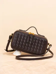 Sac bandoulière mini boîte en cuir tressé classique pour femme avec poignée et anse.