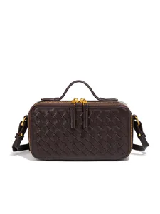 Sac bandoulière tissé en cuir marron foncé pour femme avec poignée et quincaillerie dorée.