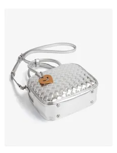 Sac à bandoulière en cuir tressé argenté sac à main avec charm cœur pour femmes.