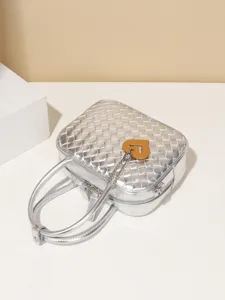 Sac bandoulière tressé argenté élégant avec pendentif cœur sac à main bowling chic