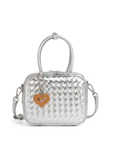 Élégant sac de bowling tressé en cuir argenté avec poignée ronde et charm cœur femme.