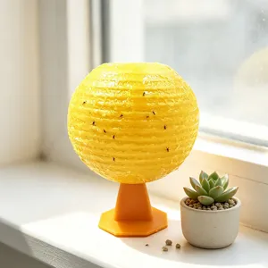 Detailopname van de gele sferische fruitvliegjesval die kleine schadelijke insecten vangt.