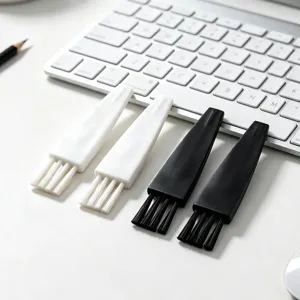 Mini spazzola di pulizia in nylon per tastiera e piccoli elettrodomestici dettaglio vista.