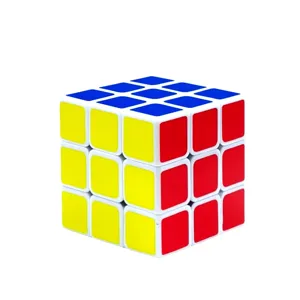 Vista detallada del cubo mágico 3x3 de velocidad, rompecabezas fluido para principiantes y pros.