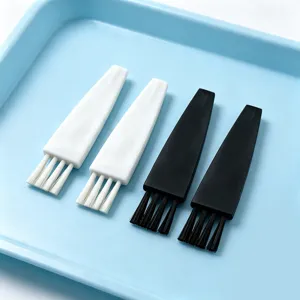 Mini spazzola di pulizia in nylon per tastette e rasoi, vista dettagliata delle setole fini.