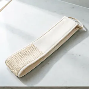 Dettaglio in primo piano della texture della fascia esfoliante per il bagno e del tessuto.