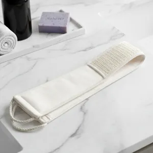 Primo piano della fascia esfoliante bifacciale per la schiena con comode maniglie.