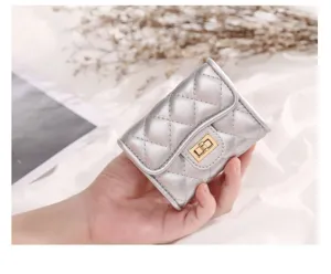 Detailansicht der mini gesteppten weichen Leder-Geldbörse mit schickem Drehverschluss.