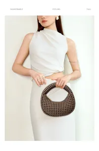 Handgemachte gewebte Handtasche für Damen, schicke runde Schultertasche im Lochdesign.