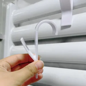 Witte plastic radiatorhaak detail weergave, perfect voor het ophangen van handdoeken thuis.