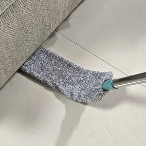 Detalle de plumero extensible con cabezal de microfibra para limpiar bajo el sofá.