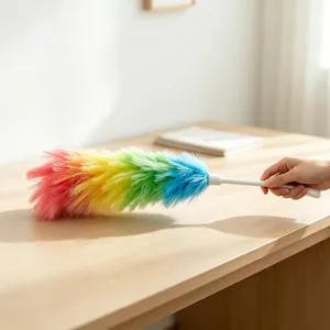 Primer plano del plumero de limpieza colorido con cerdas suaves y mango practico.