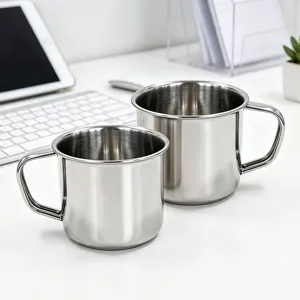 Vista di dettaglio di tazza in acciaio, tazza in metallo per ufficio e bevanda quotidiana.