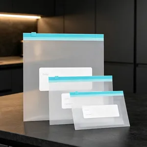Gematteerde vershoudzakken met blauwe slider rits en beschrijfbaar datumlabel voor thuis.