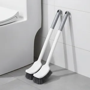 Detailansicht der langstieligen Toilettenbürste mit weißem Griff und weichen grauen Borsten.