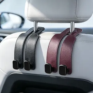 Detail van dubbele hoofdsteunhaken voor de auto in zwart en bordeauxrood voor achterbankorganisatie.
