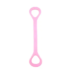Banda di resistenza rosa a otto, dettaglio per yoga, stretching schiena e fitness.