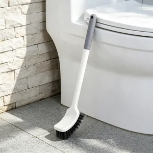 Detailansicht der langstieligen gebogenen Toilettenbürste mit haltbaren schwarzen Borsten fürs Bad.